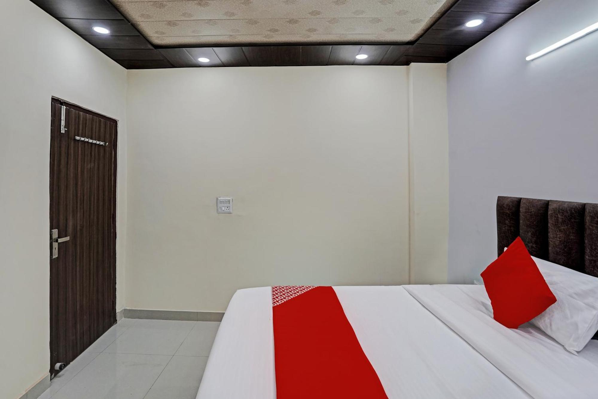 Oyo Flagship Evergreen Tower Hotel Ghaziabad Exterior foto